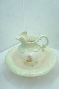 lot 262 image: Arnels Vintage Victorian Style Pitcher and Wash Basin Set.