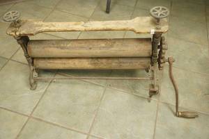 lot 326 image: Antique Niagara Clothes Wringer. Lovell Manufacturing Company
