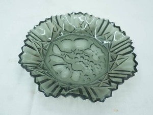 lot 328 image: Vintage Federal Glass Pioneer Pattern Fruit Bowl. SmokeGray Color