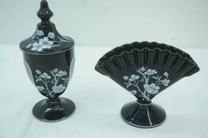lot 331 image: Fenton Black Amethyst Glass Lidded Candy Dish & Ebony Black Crest Fan Vase