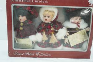 lot 356 image: Vintage Sweet Petite Christmas Carolers Porcelain Doll Set