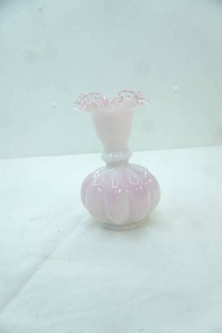lot 379 image: Vintage Fenton Peach Crest White Pink Milk Glass Melon Vase 6 tall