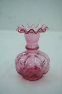 lot 380 image: Vintage Fenton Cranberry Glass Vase 4.5 tall