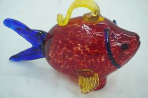 lot 414 image: Hand-Blown Art Glass Fish Figurine. 7.5 long by 5.25 tall