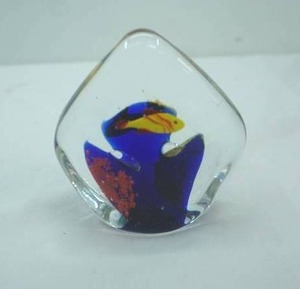 lot 426 image: Vintage Murano Art Glass Aquarium Paperweight 3.5 tall