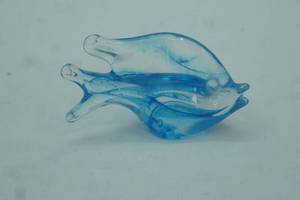 lot 437 image: Vintage Art Glass Fish Figurine 3 long by 2 tall