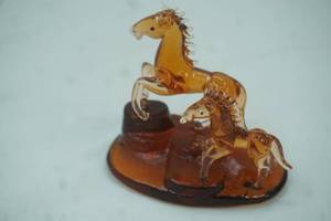 lot 443 image: Vintage Hand-Blown Amber Glass Horse & Foal Figurine Set. 3.5 tall by 4long
