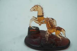 lot 445 image: Vintage Hand-Blown Amber Glass Horse & Foal Figurine Set. 3.5 tall by 4long