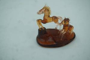 lot 447 image: Vintage Hand-Blown Amber Glass Horse & Foal Figurine Set. 3.5 tall by 4long