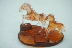 lot 449 image: Vintage Hand-Blown Amber Glass Horse & Foal Figurine Set. 3.5 tall by 4long