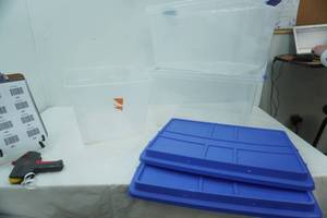 lot 462 image: Hefty Storage Containers. 3 large 2 with lids, 1 smaller no lid