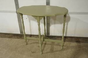 lot 481 image: AntiqueVintage Side Table 18x30x29
