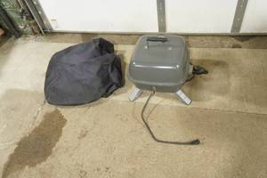 lot 492 image: Pampered Chef IndoorOutdoor Portable Electric Grill