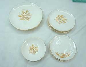 lot 505 image: Vintage Homer Laughlin Golden Wheat Salad Plates, Dessert Plates, Custard Cups, saucers. 22K Gold. Oven Proof.