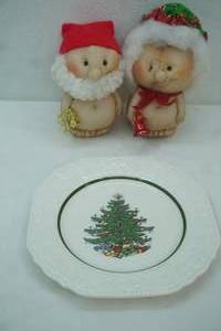 lot 514 image: Vintage Mr. & Mrs. Claus pantyhose face dolls & Cuthbertson Dickens Embossed Christmas salad Plate