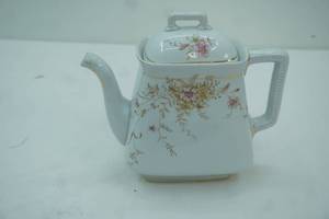 lot 529 image: Vintage Royal Ironstone  teapot , hand painted floral design, 8 tall