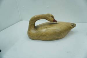 lot 533 image: Wooden Hand Carved Goose,16 x 7