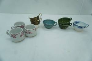 lot 542 image: Vintage China and Pottery Mugs