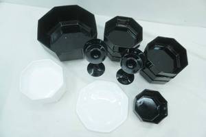 lot 567 image: Vintage Arcoroc Octime Black & White Octagonal Glassware from France