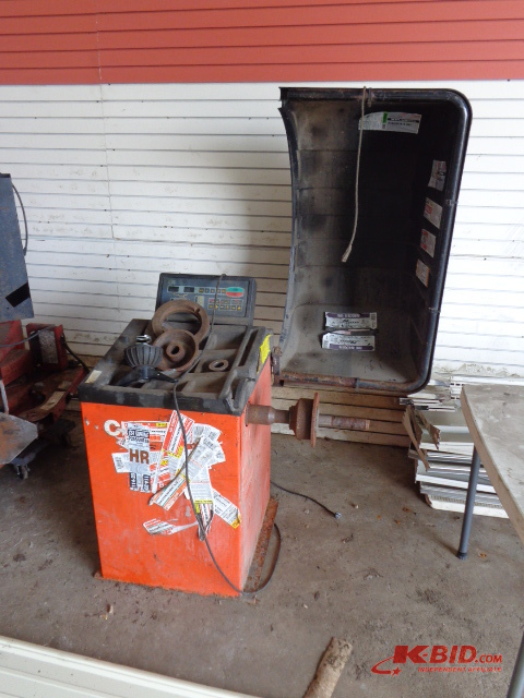 lot 8 image: Coats Tire Balance