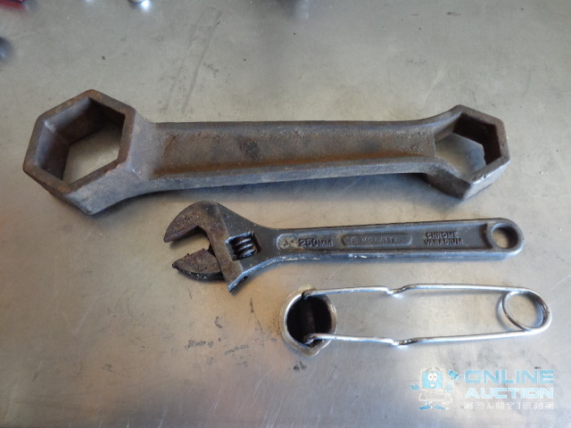 lot 20 image: Crescent Wrenches, Wrenches, Screwdrivers and Right Angle Ruler