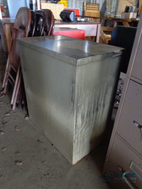 lot 52 image: 2 Drawer File Cabinet