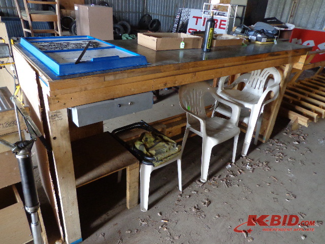lot 117 image: Display Countertop