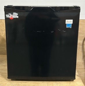 lot 41 image: Avanti Compact Refrigerator