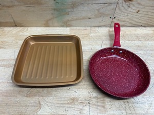 lot 264 image: Cooking wear (lot of 2)