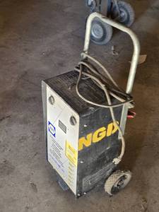 lot 34 image: NAPA 225A 12V Battery Charger and Starter - Didnt Seem to Power