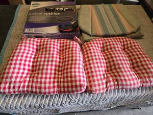 lot 66 image: Welby Health Swivel Cushion and Assorted Chair Cushions