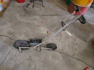 lot 76 image: EarthWay Precision Garden Seeder Model 1001-B with Seed Plates