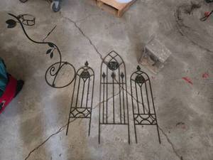 lot 77 image: Decorative Metal Garden Decor Items