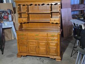 lot 95 image: Maple Hutch and Buffet from the Roger Conant Group