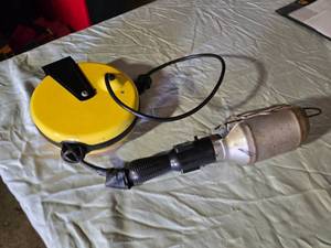 lot 116 image: Montgomery Ward 125V Model 847-612560 Retractable Work Light - cord is cracked in one spot
