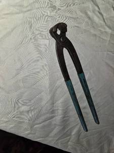 lot 117 image: Klein Tools 10-Inch End Cutting Pliers