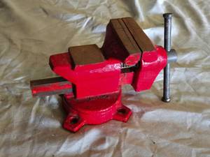 lot 147 image: Red Bench Vise with Swivel Base