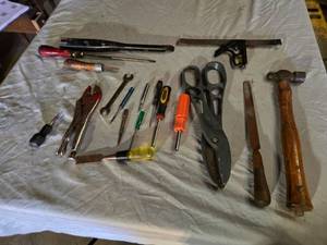 lot 178 image: Assorted Hand Tools Including Wiss Snips and Stanley Screwdrivers