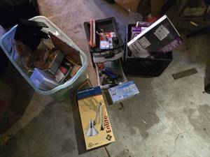 lot 224 image: Assorted Office Supplies including Avery Pin Style Name Badges, Desk Lamp, and Various Stationery Items