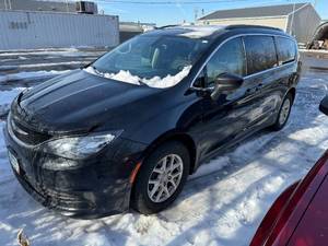 lot 7 image: 2017 Chrysler Pacifica LX