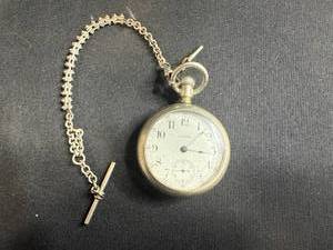 lot 1 image: Antique Waltham D.C. Bartlett 17 Jewels Pocket Watch with Chain and Key - untested