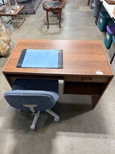 lot 8 image: Wooden Office Desk with Drawer and Adjustable Rolling Chair