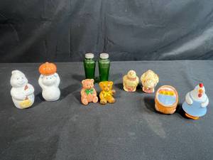 lot 19 image: Collection of 5 Vintage Salt and Pepper Shaker Sets - Porcelain and Glass - 1 set Marked Wilton Court