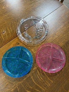 lot 68 image: Set of Vintage Plastic Divided Serving Plates Tulip and Floral Design