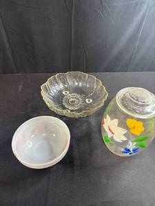 lot 100 image: Set of 3 Vintage Glass and Mixing Bowls with Floral Designs