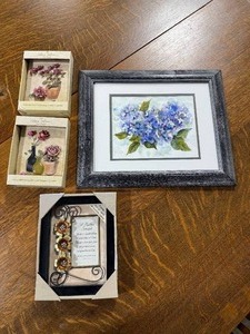 lot 105 image: Framed Watercolor Hydrangea Art and 3 Decorative Wall Plaques