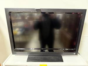 lot 115 image: Vizio 32-Inch VO320E Eco HD LCD TV
