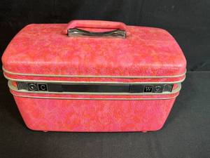lot 124 image: Vintage Samsonite Silhouette Pink Train Case with Mirror
