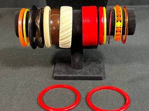 lot 153 image: Set of Assorted Vintage Plastic and Lucite Bangle Bracelets