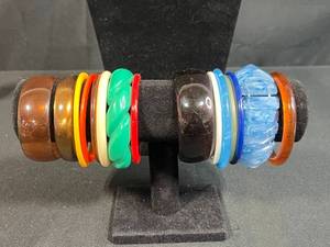 lot 155 image: Collection of Vintage Assorted Plastic Bangle Bracelets